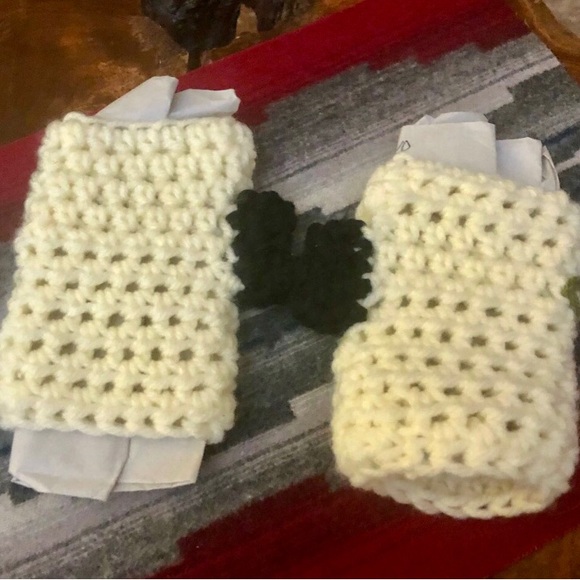 HAND KNIT hat and gloves - Picture 6 of 7